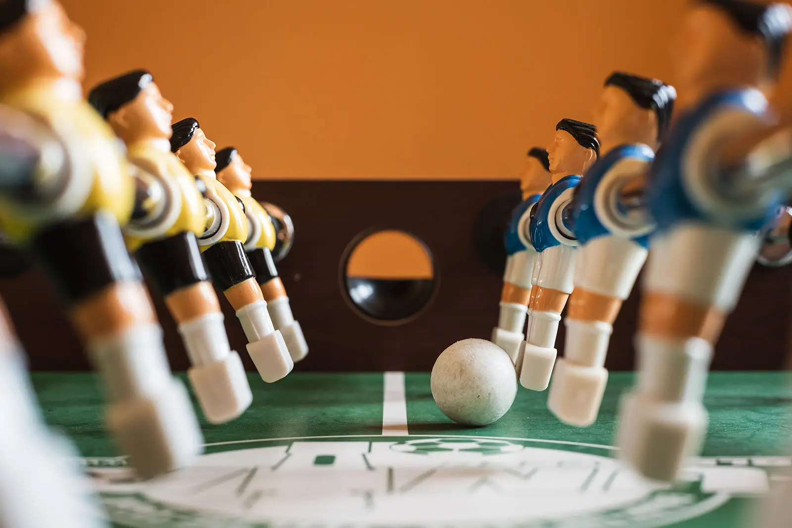 Comment restaurer un baby foot : les astuces pour réussir chez soi