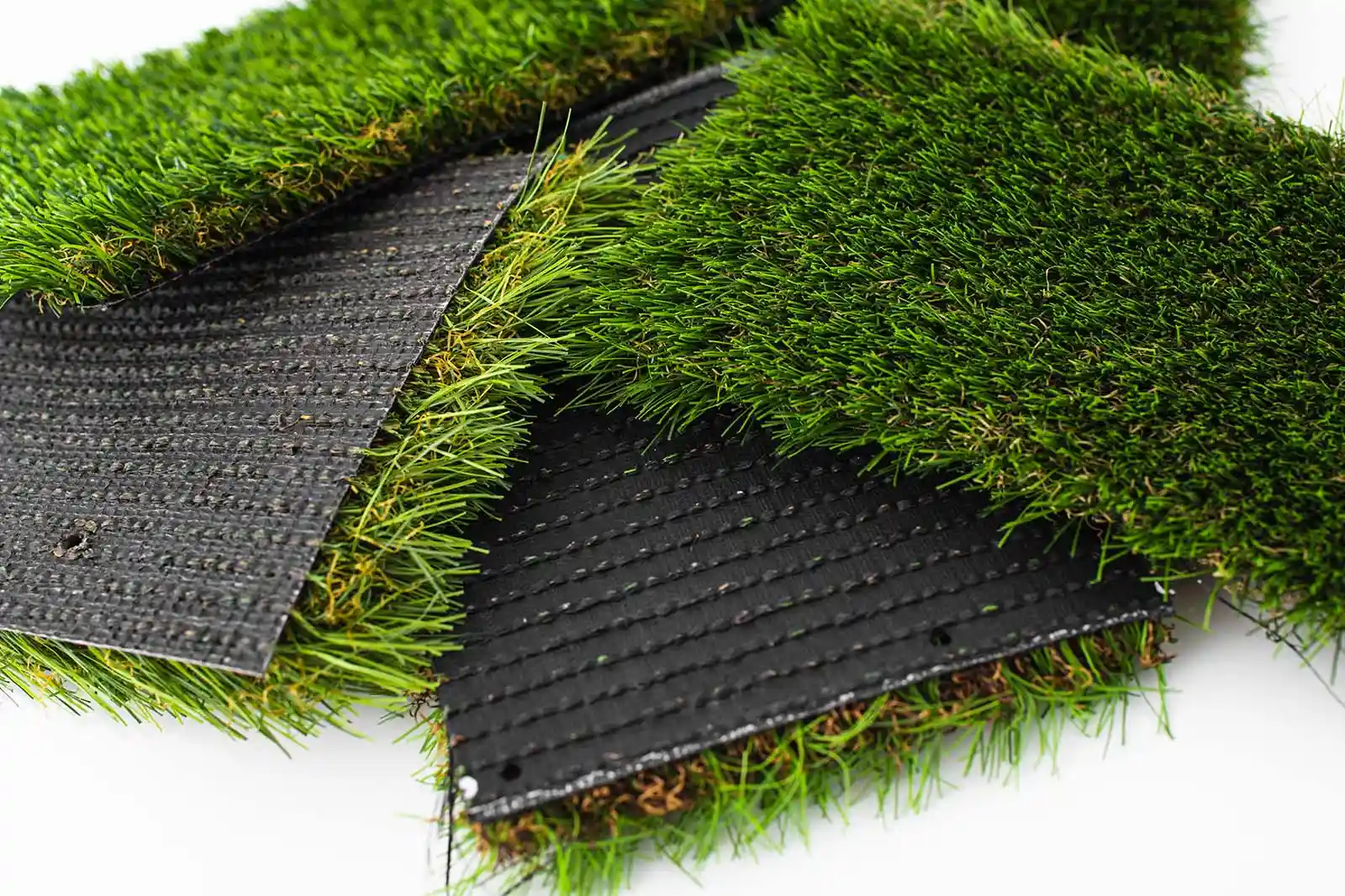 Quel gazon synthétique choisir pour une terrasse : les critères essentiels