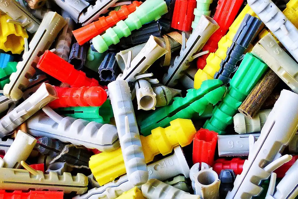 Différents types de chevilles colorées pour fixation murale : guide pratique pour choisir la cheville adaptée à chaque mur