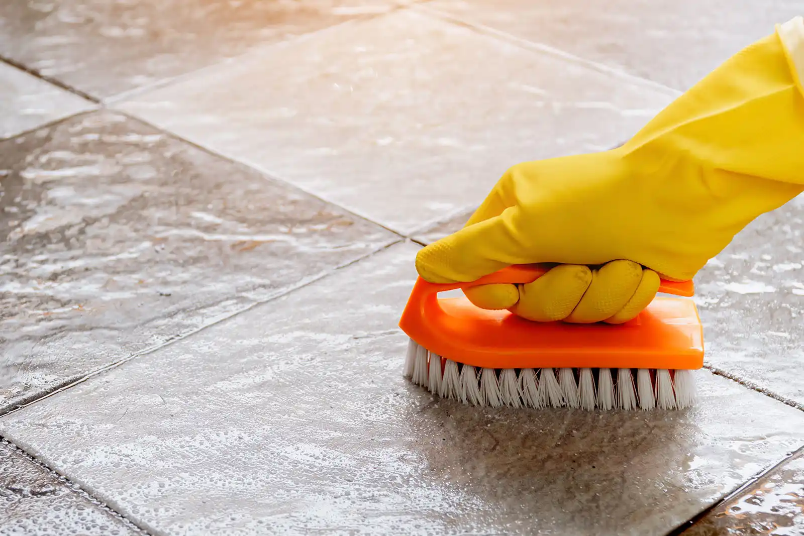 Comment décaper du carrelage : les méthodes efficaces à connaître