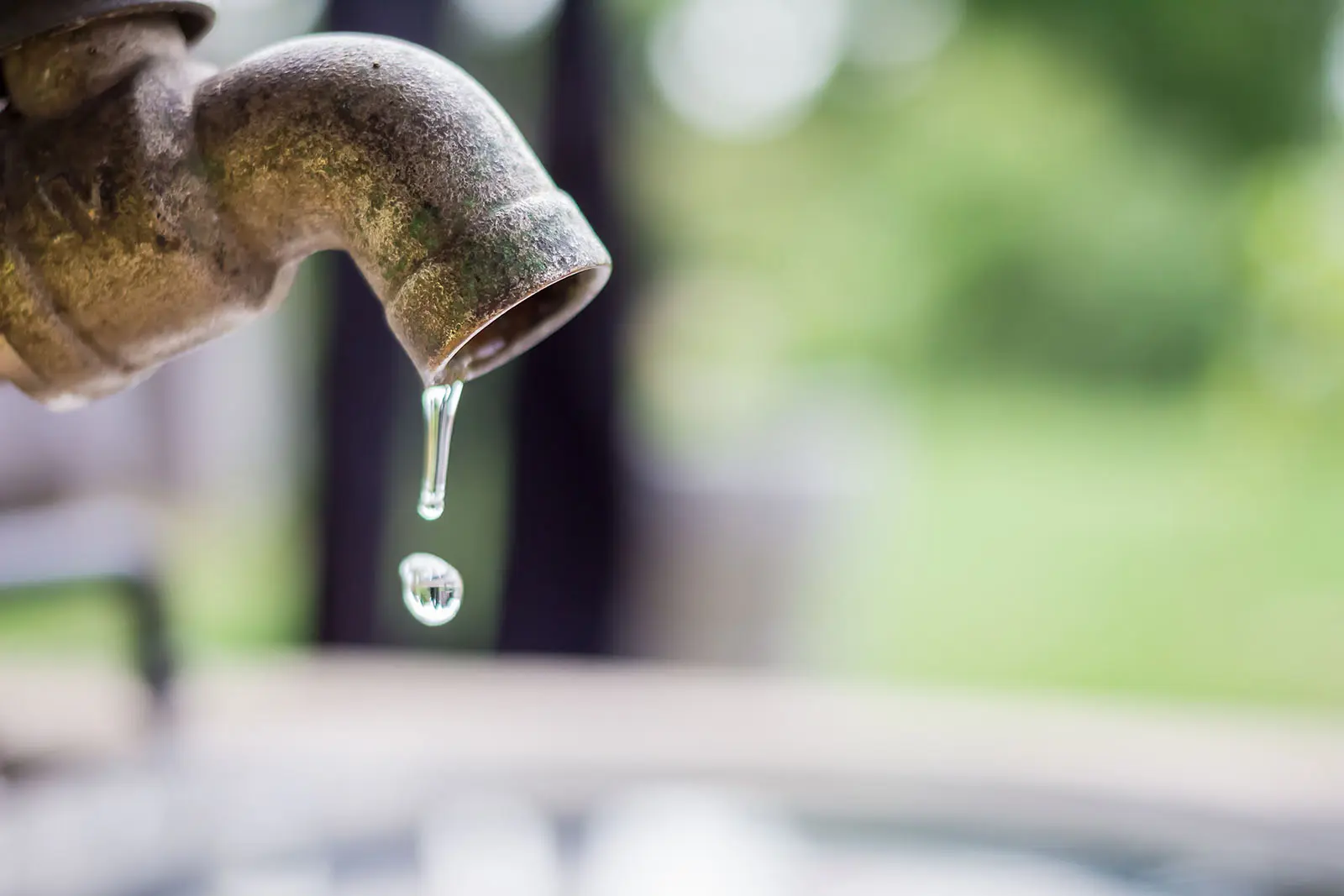 Comment enlever le vert de gris sur un robinet : les solutions efficaces