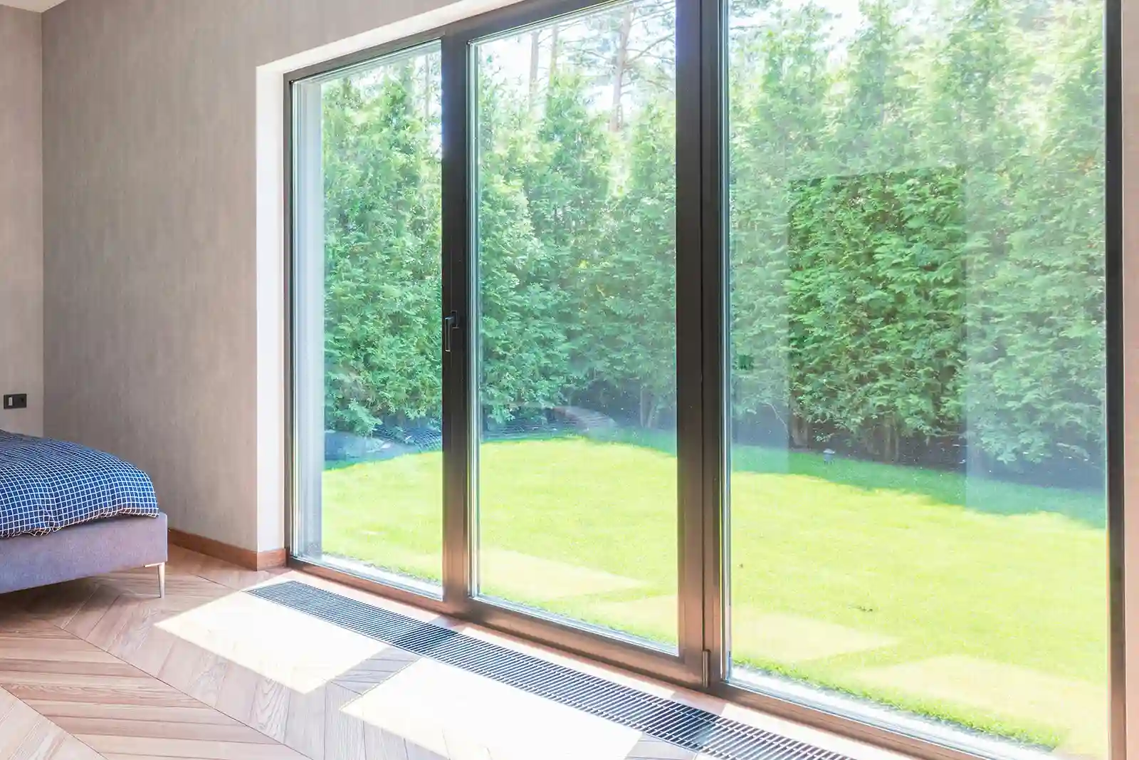 Comment isoler une porte coulissante pour gagner en confort chez soi ?
