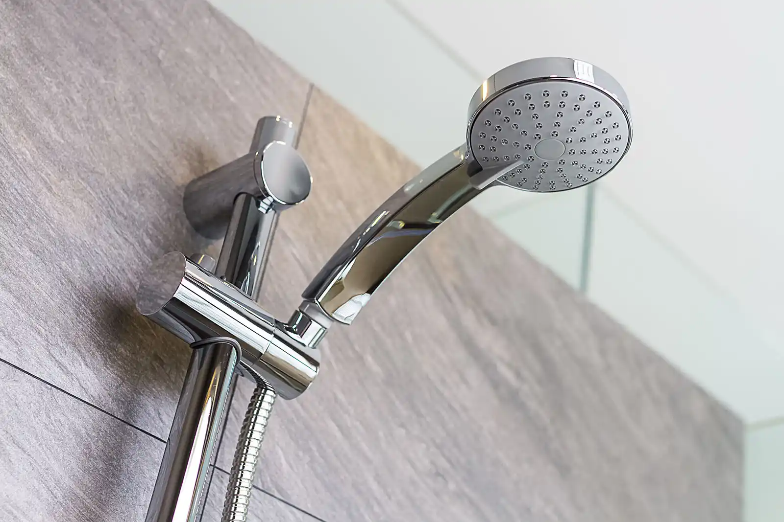 Comment démonter une barre de douche facilement sans abîmer le mur