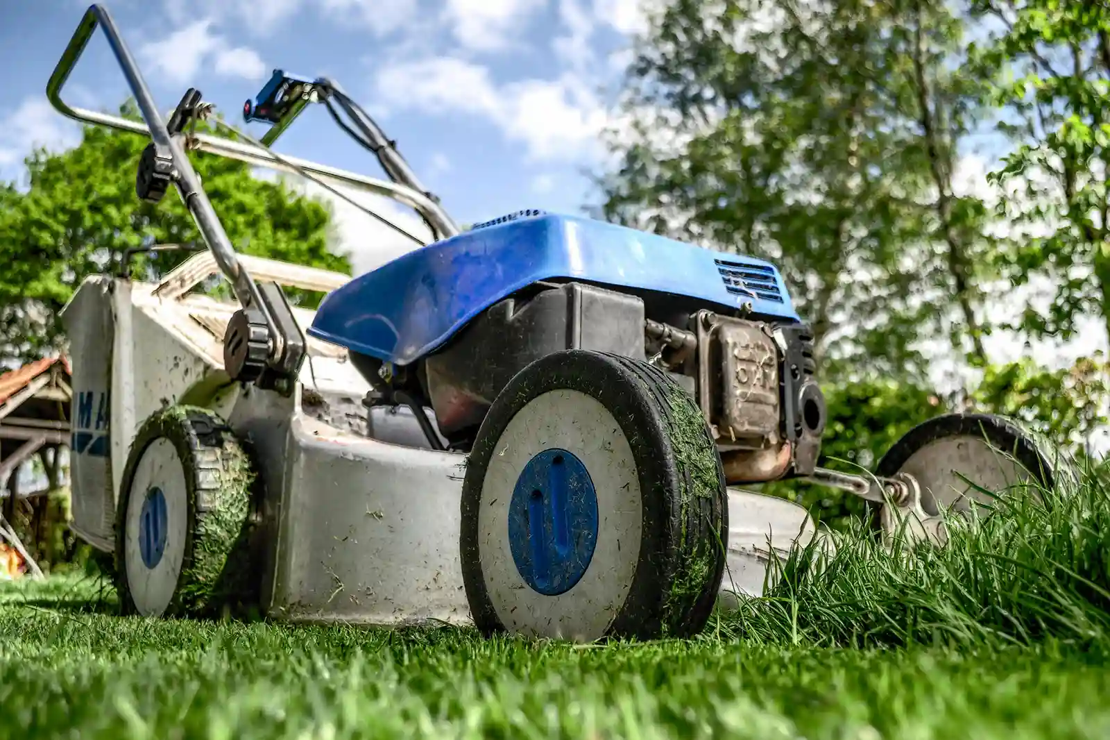 Comment démonter une lame de tondeuse grippée sans risquer l’abîmer