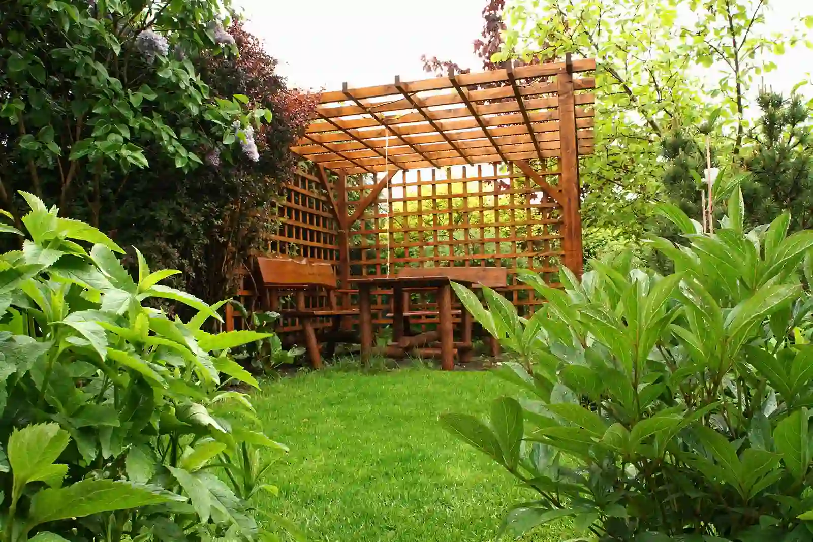 Comment fixer une pergola dans la terre : la solution facile et durable