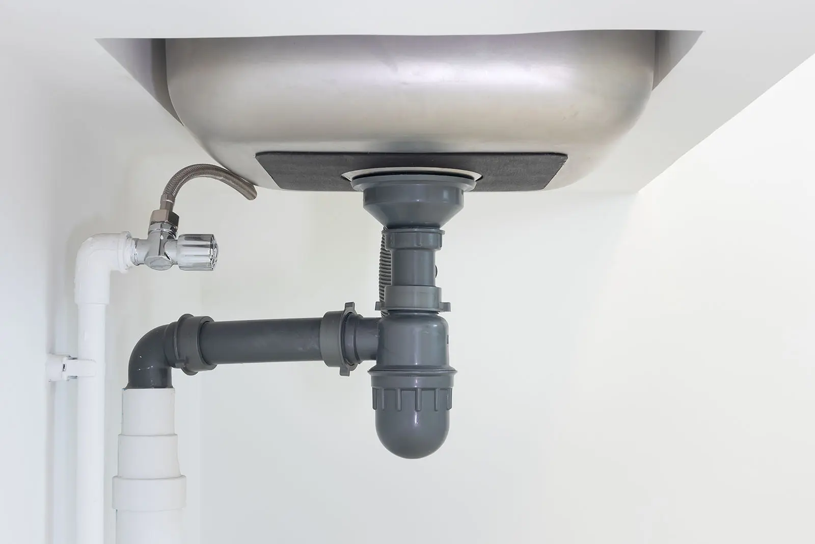 Siphon en plastique bloqué : astuces et solutions efficaces