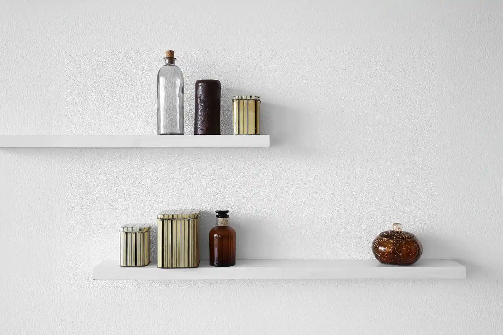 Comment fixer une étagère sans percer : la solution pratique et rapide