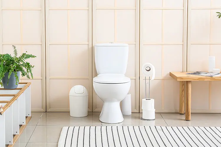 Toilettes en beige clair avec panneaux en lin pâle, mobilier en bois clair et déco naturelle, illustration d’un style neutre et intemporel.