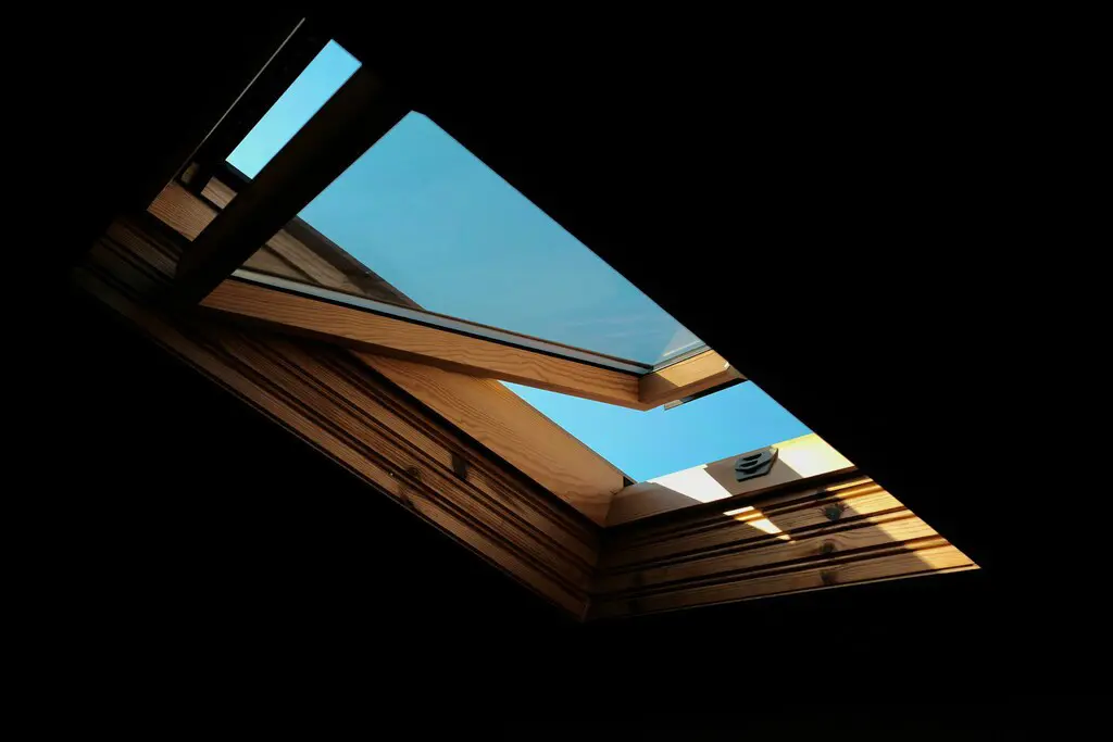 Réparer une fenêtre de toit Velux : DIY ou professionnel ?