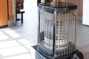 Poêle à pétrole d’appoint dans une pièce de la maison.