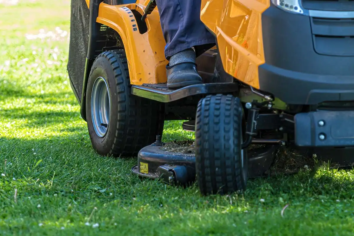Tracteur tondeuse autoportée utilisé pour l’entretien d’une pelous.