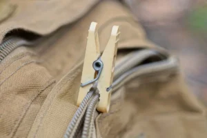 Fermeture éclair cassée et maintenue avec une pince à linge avant d'être réparée.