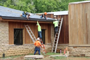 Pose d’une gouttière métallique sur une toiture lors de travaux de rénovation