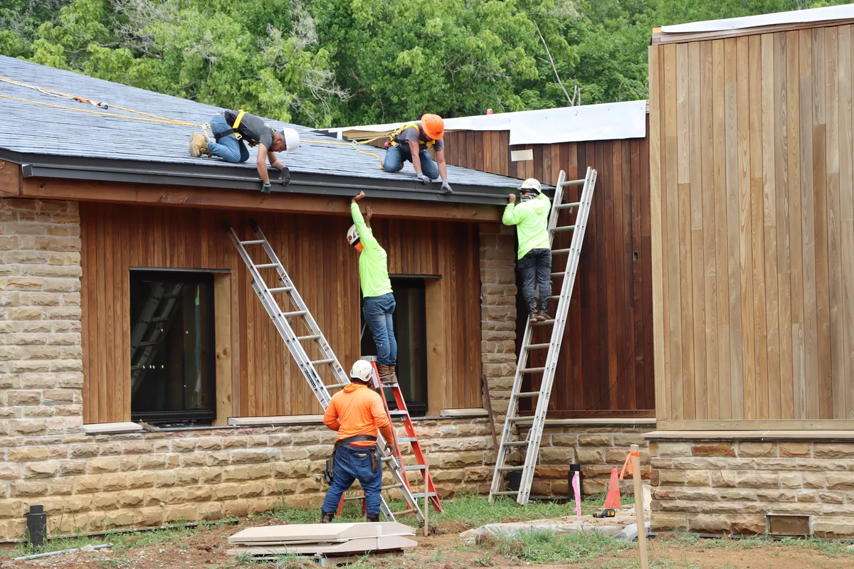 Pose d’une gouttière métallique sur une toiture lors de travaux de rénovation