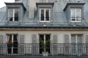 Gouttière en zinc posée sur une toiture en zinc, exemple pour estimer le prix au mètre et la pose