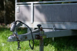 Prise remorque 7 broches sur attelage utilisée pour le branchement électrique des feux.
