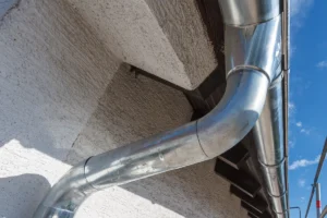 Gouttière rampante en zinc sur toiture avec évacuation des eaux pluviales