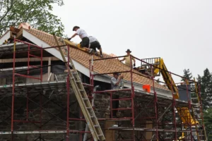 Gouttière métallique en cours d’installation sur toiture pour comparer les matériaux de gouttières