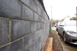 Mur en parpaings en chantier, avec blocs béton apparents
