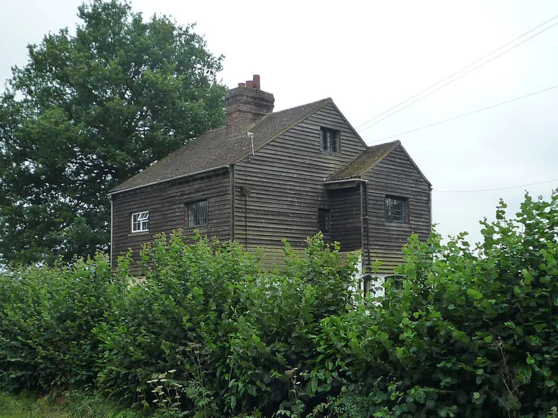 Maison avec bardage bois — façade en lames de bois naturel