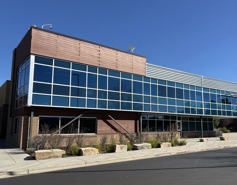 Bâtiment avec bardage composite aspect bois — façade contemporaine