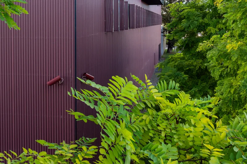 Bâtiment avec bardage métallique aluminium — façade nervurée contemporaine