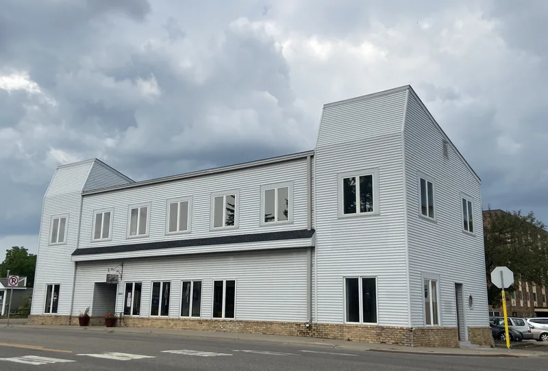 Bâtiment avec bardage PVC — revêtement vinyle blanc