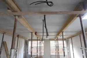 Étaiement temporaire d'un plafond pendant des travaux de structure avant ouverture d'un mur porteur.