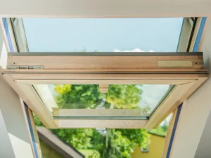 Fenêtre de toit Velux en bois ouverte montrant l'emplacement de la plaque d'identification du code dimension.